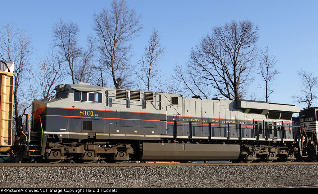 NS 8101 arrives on train 214